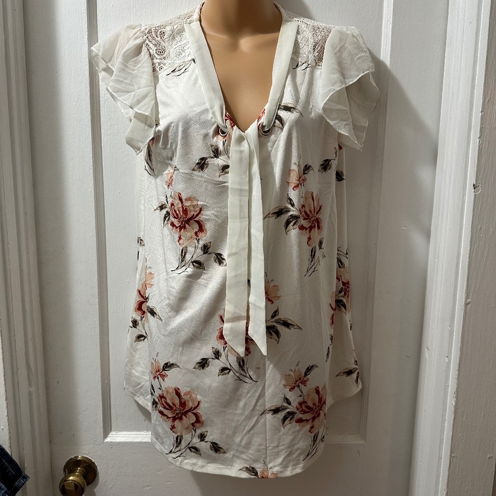 Tutta Bella Maternity White Floral Short Sleeve Top in M